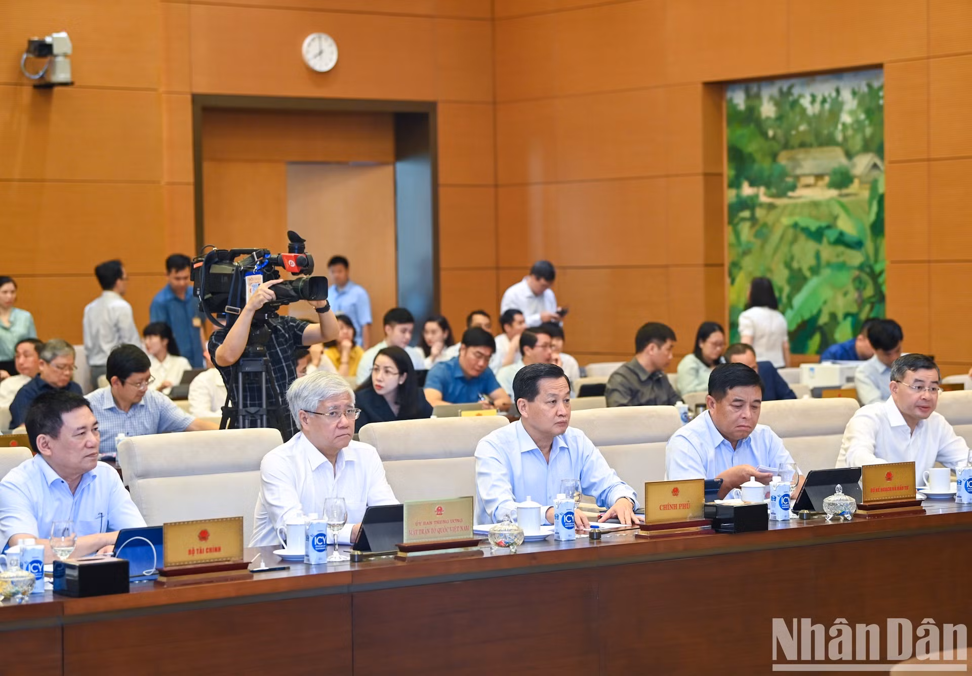 El presidente del Comité Central del Frente de la Patria de Vietnam, Do Van Chien, el viceprimer ministro Le Minh Khai y dirigentes de los ministerios y sectores en la reunión.