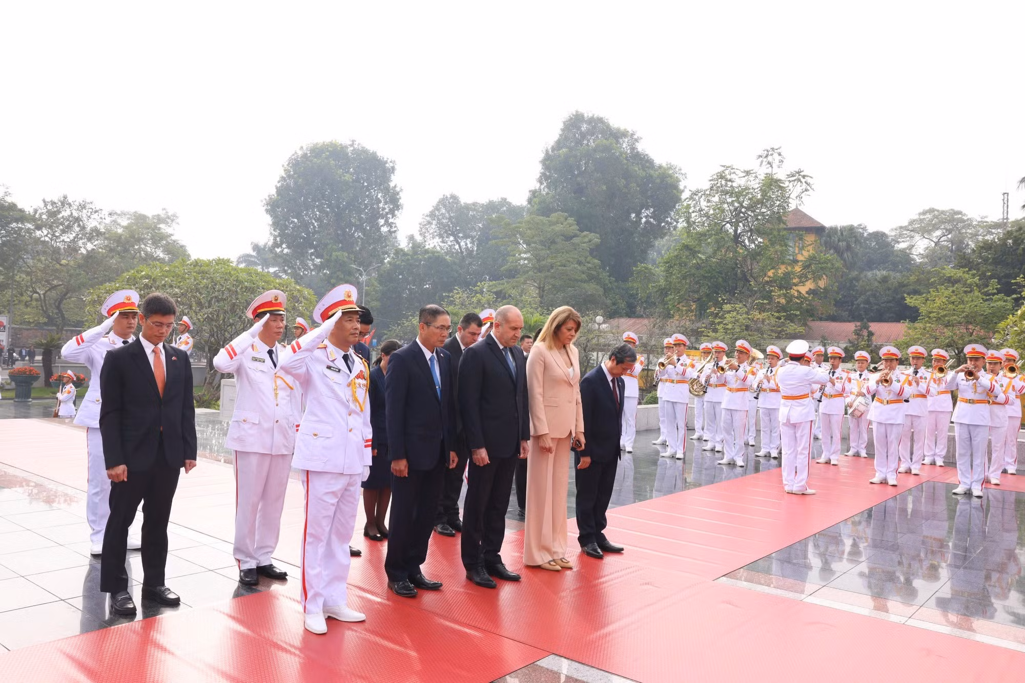 El Presidente búlgaro Rumen Radev, su esposa y la delegación búlgara rinden homenaje a los mártires.