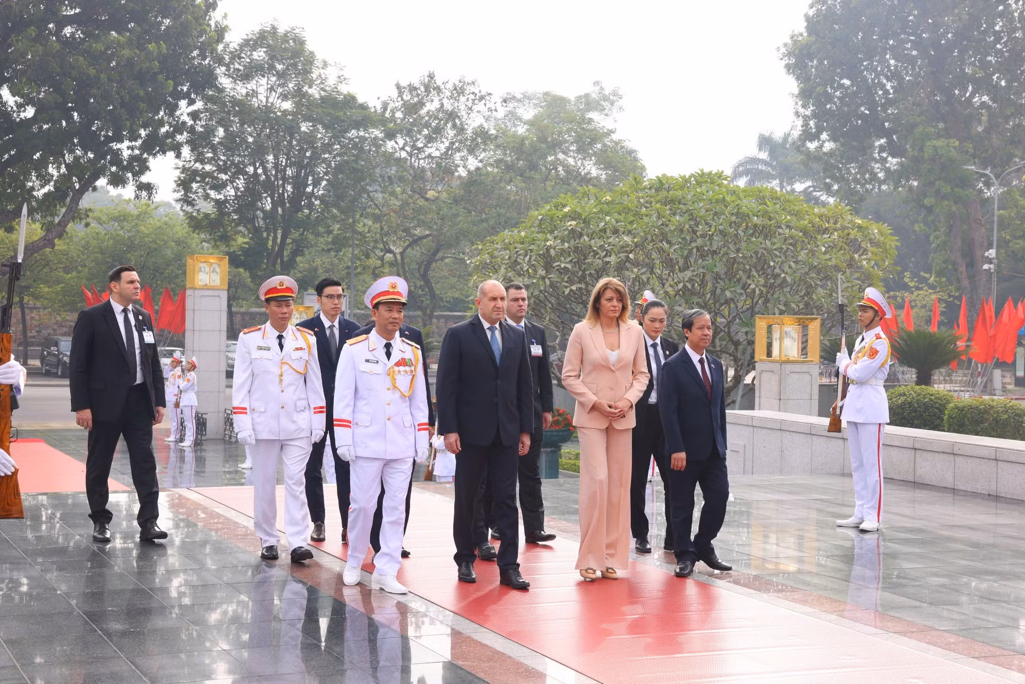 El presidente búlgaro, Rumen Radev, su esposa y la delegación búlgara depositan ofrendas florales en el Monumento dedicado a los Mártires y Héroes.