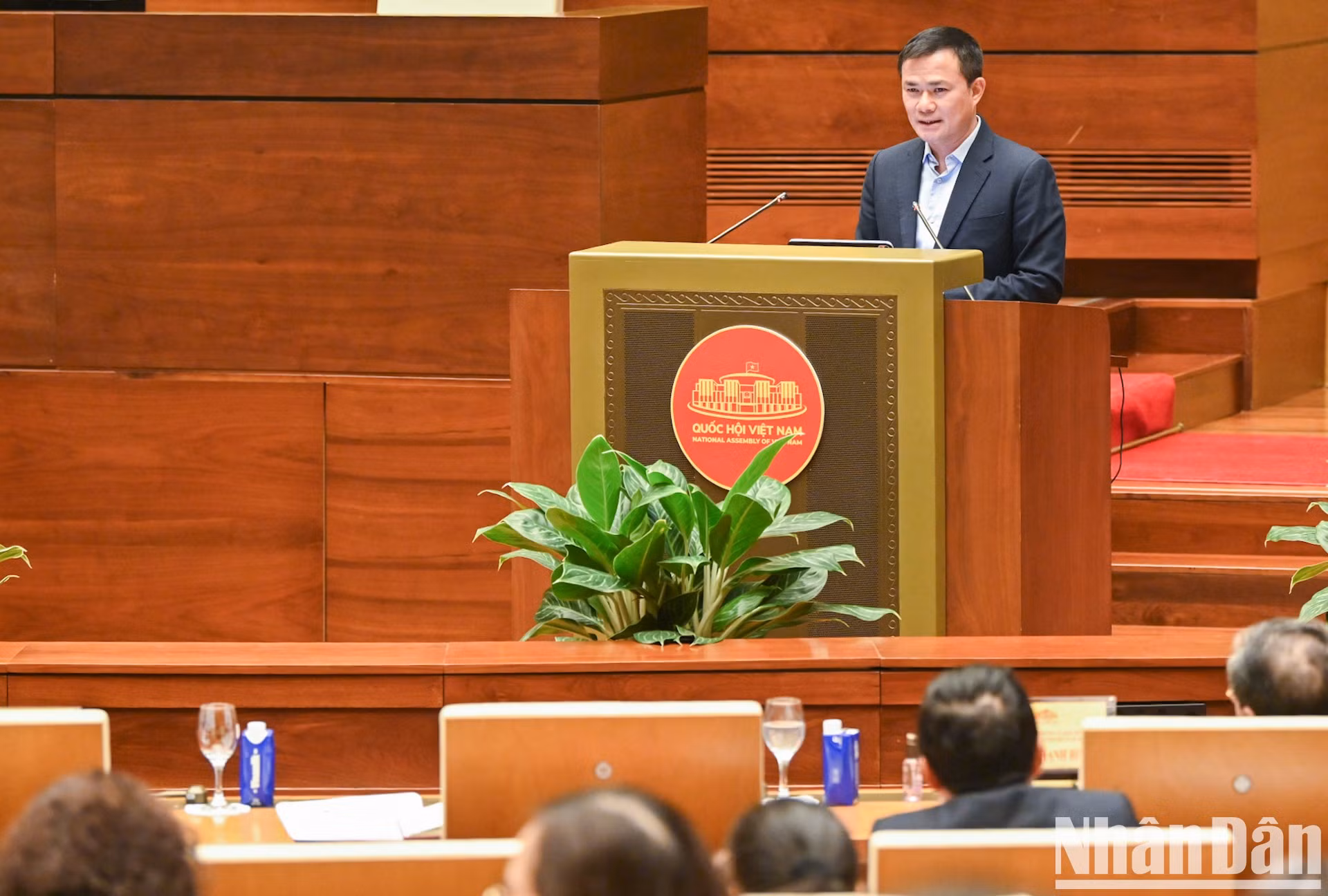 El presidente y director general del Grupo de Telecomunicaciones de la Industria Militar (Viettel), Tao Duc Thang, habla en la conferencia. El presidente y director general del Grupo de Telecomunicaciones de la Industria Militar (Viettel), Tao Duc Thang, habla en la conferencia.