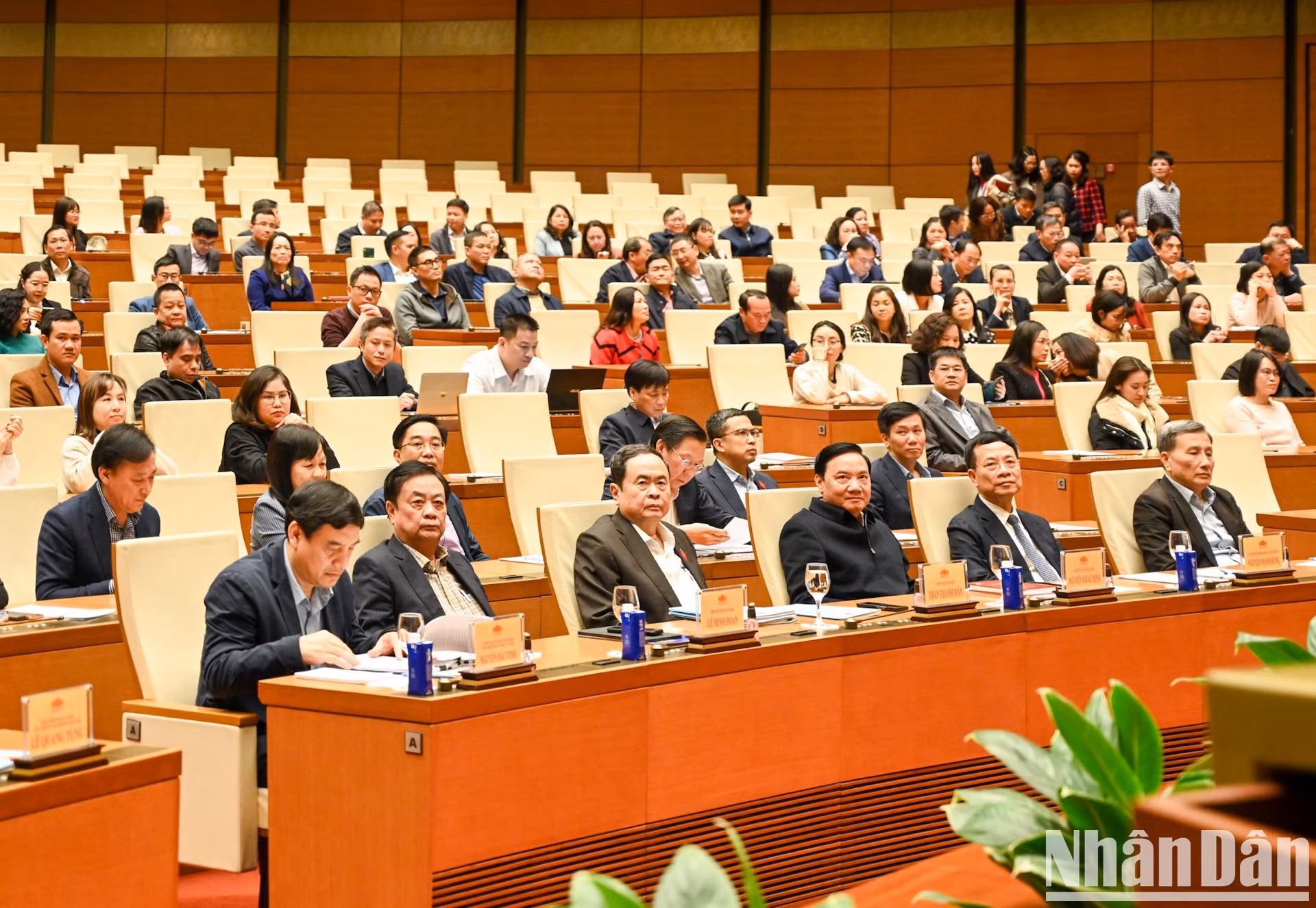 El presidente de la AN, Tran Thanh Man, los vicetitulares del órgano legislativo y los delegados a la conferencia. El presidente de la AN, Tran Thanh Man, los vicetitulares del órgano legislativo y los delegados a la conferencia.
