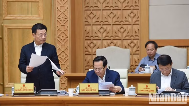 El ministro de Ciencia y Tecnología, Nguyen Manh Hung, habla en la reunión.