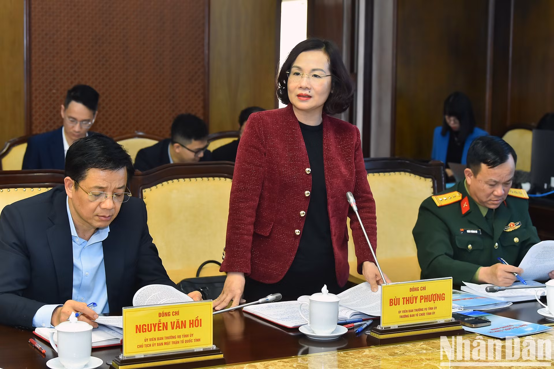 El jefe del Comité Organizador del Comité del PCV en Quang Ninh, Bui Thuy Phuong, presenta un informe en la reunión.