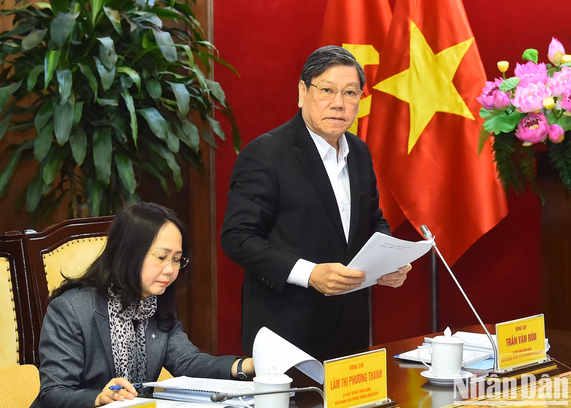Tran Van Ron, miembro del Comité Central del PCV, subjefe ejecutivo de la Comisión de Control Disciplinario del Comité Central del PCV y vicetitular del Grupo de Inspección número 1907 presenta el borrador del informe.