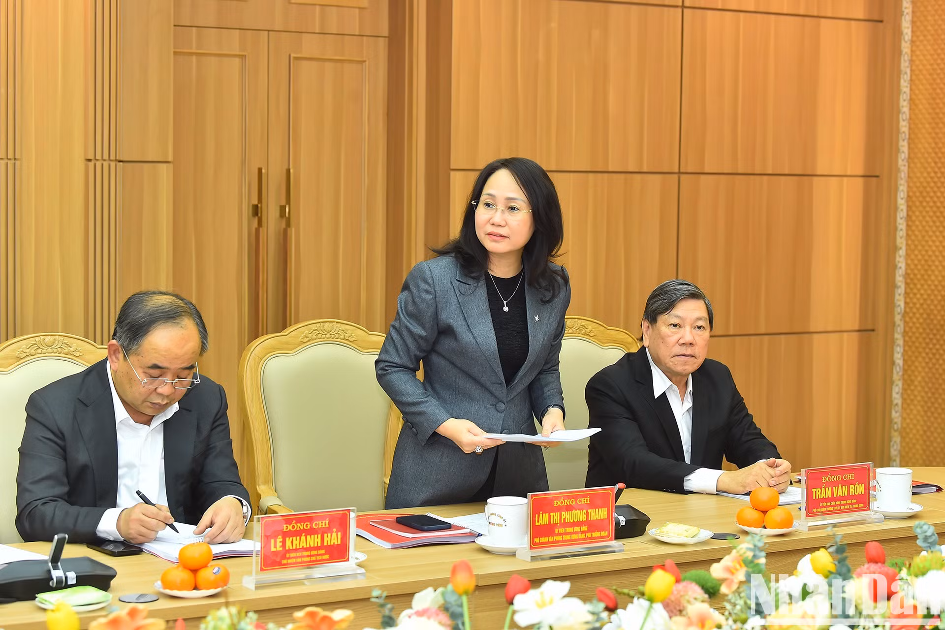 La jefa adjunta permanente de la Oficina del Comité Central del PCV, Lam Thi Phuong Thanh, presenta el borrador del informe. La jefa adjunta permanente de la Oficina del Comité Central del PCV, Lam Thi Phuong Thanh, presenta el borrador del informe.