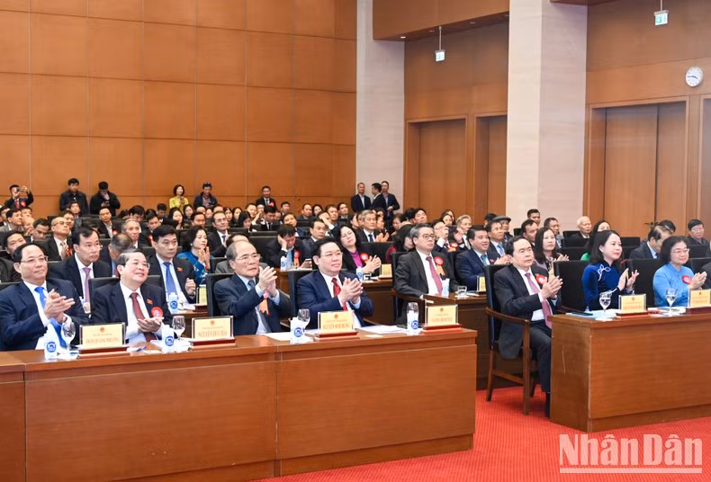 El presidente de la AN, Vuong Dinh Hue, el ex titular del órgano legislativo, Nguyen Sinh Hung, junto con los delegados en el acto. El presidente de la AN, Vuong Dinh Hue, el ex titular del órgano legislativo, Nguyen Sinh Hung, junto con los delegados en el acto.
