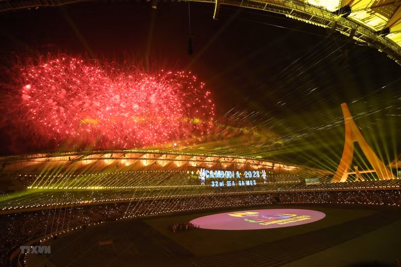 Los fuegos artificiales marcan el inicio oficial de los SEA Games 32. Los fuegos artificiales marcan el inicio oficial de los SEA Games 32.