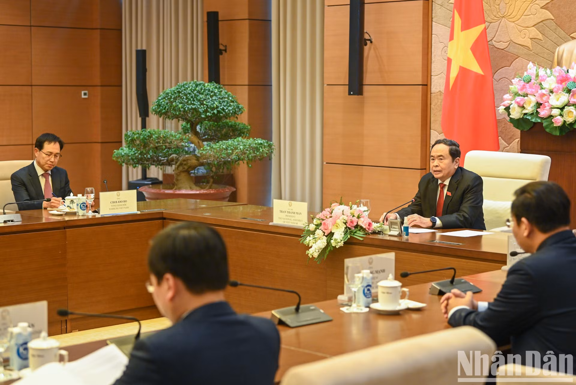 El máximo legislador vietnamita habla en la reunión.