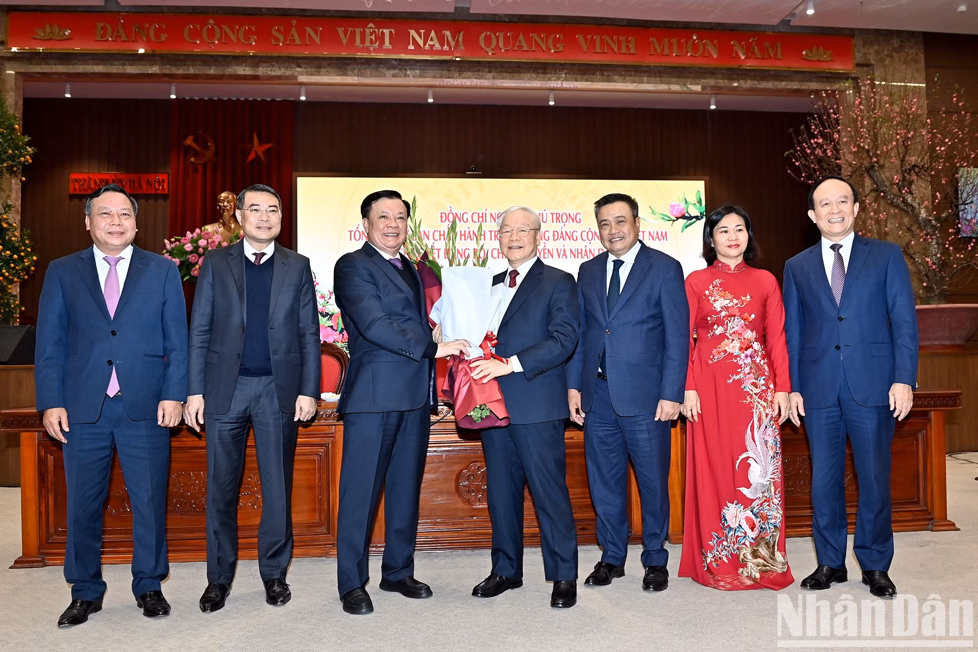 Dirigentes de Hanói entregan flores al secretario general Nguyen Phu Trong.