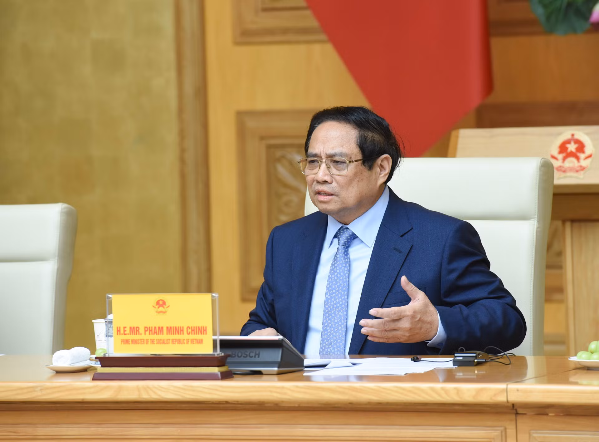 El primer ministro de Vietnam, Pham Minh Chinh, habla en el evento.