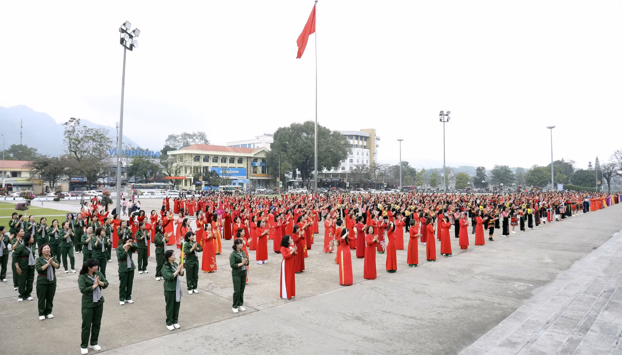 Con el tema "Colores de las mujeres Tuyen Quang", el programa es lanzado por el Comité Central de la Unión de Mujeres de Vietnam, en respuesta a la "Semana Ao Dai" 2025.