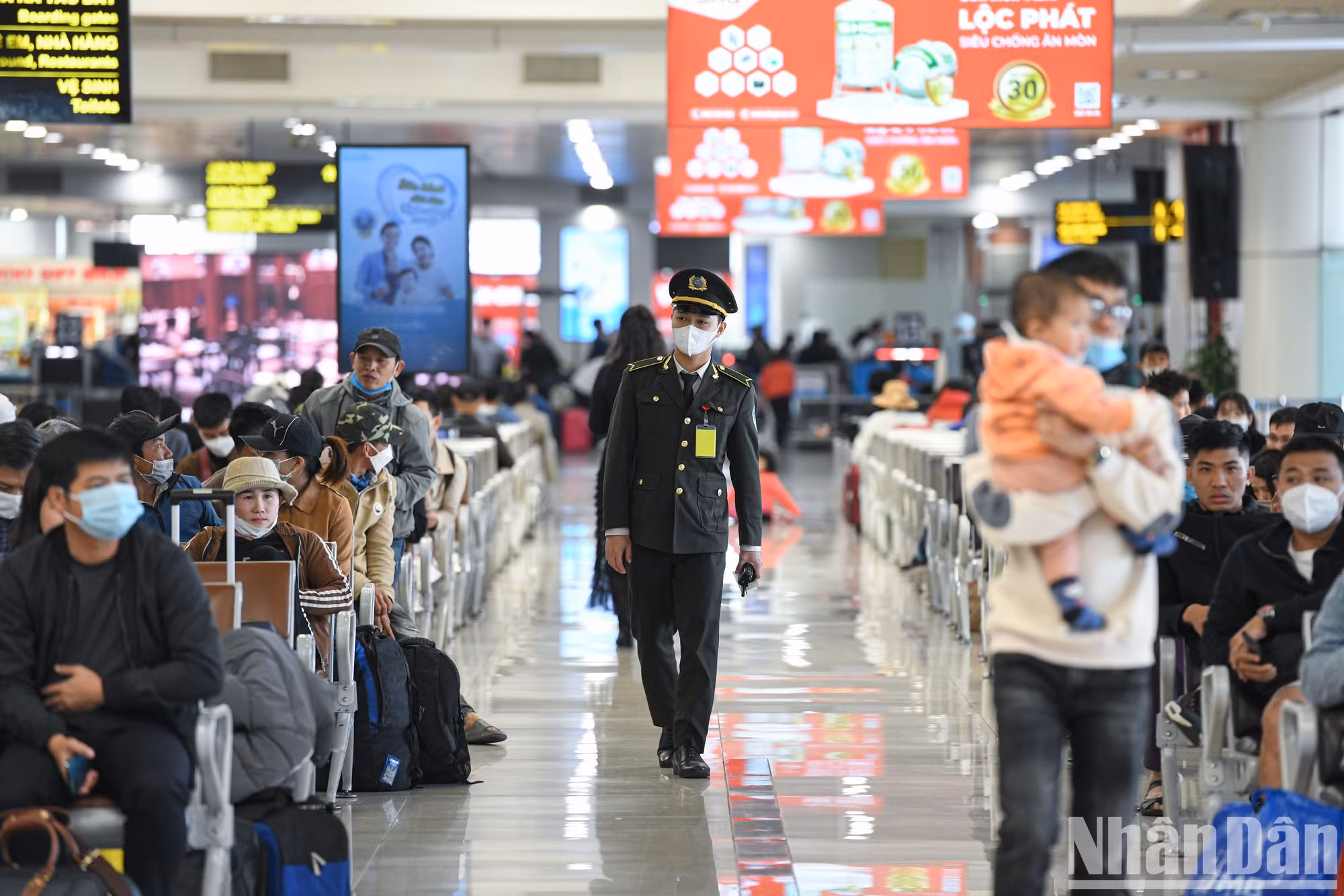 Se recomienda a los pasajeros que preparen los documentos válidos y lleguen al aeropuerto dos horas antes del embarque para los vuelos nacionales y tres horas para los vuelos internacionales.
