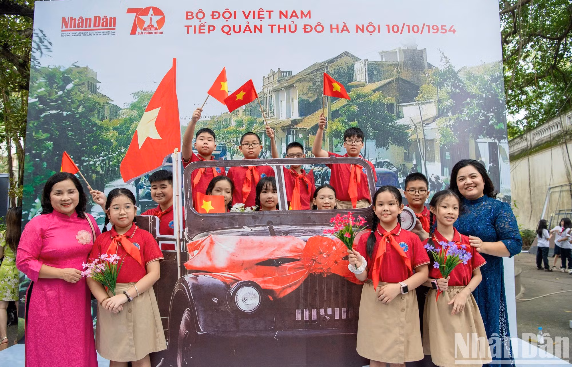 La maqueta recrea el coche del doctor Tran Duy Hung, que se dirige el 10 de octubre de 1954 a Hanói para tomar control de la capital.