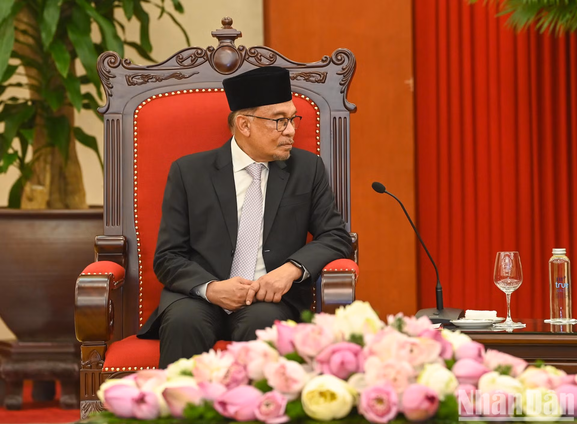Anwar Ibrahim habla en el encuentro.