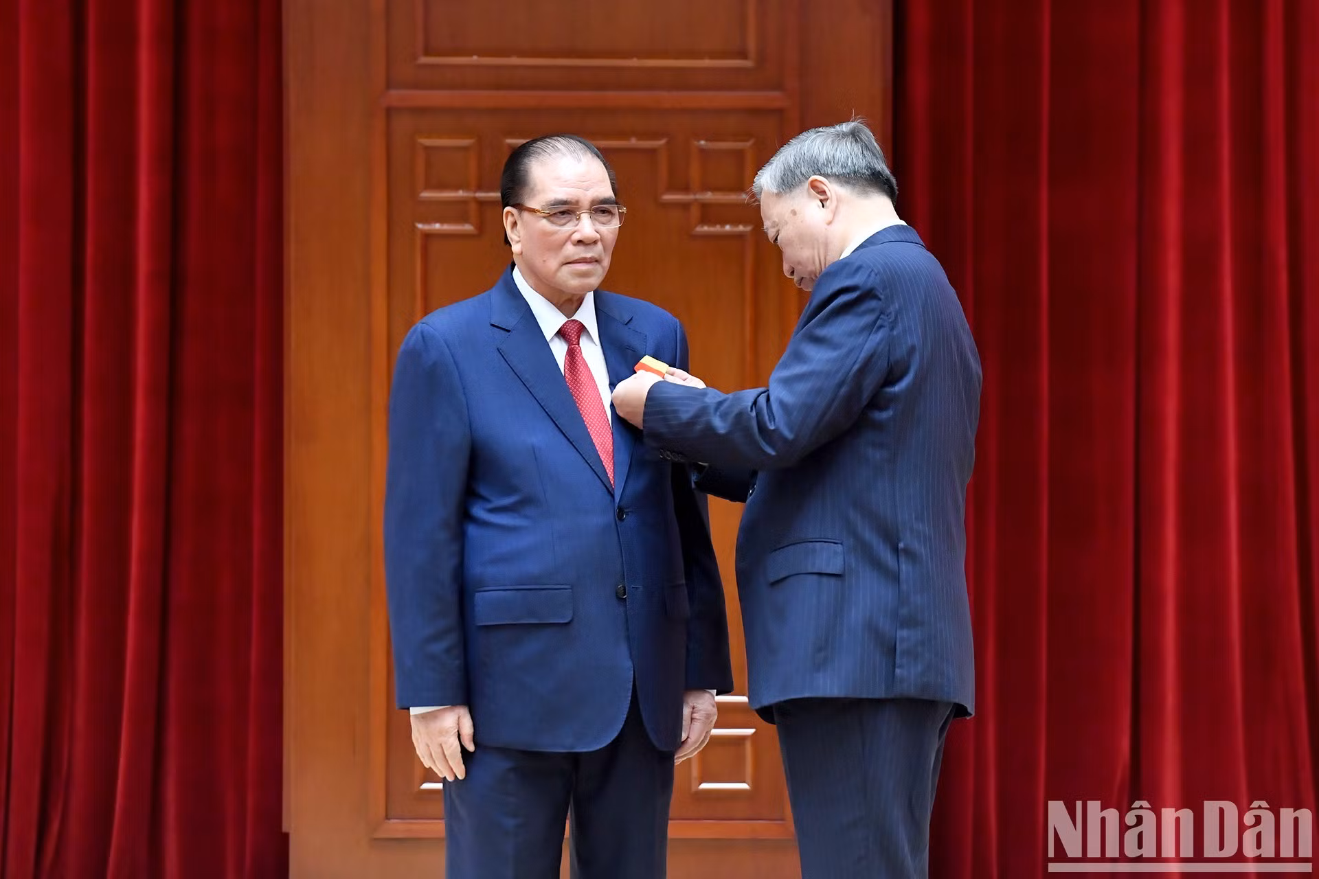 To Lam entrega la Orden de la Estrella Dorada al ex secretario general del PCV, Nong Duc Manh.