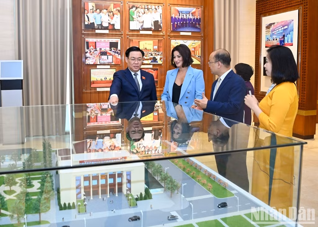 La presidenta del Senado de Bélgica visita la casa memorial de la Asamblea Nacional de Vietnam.