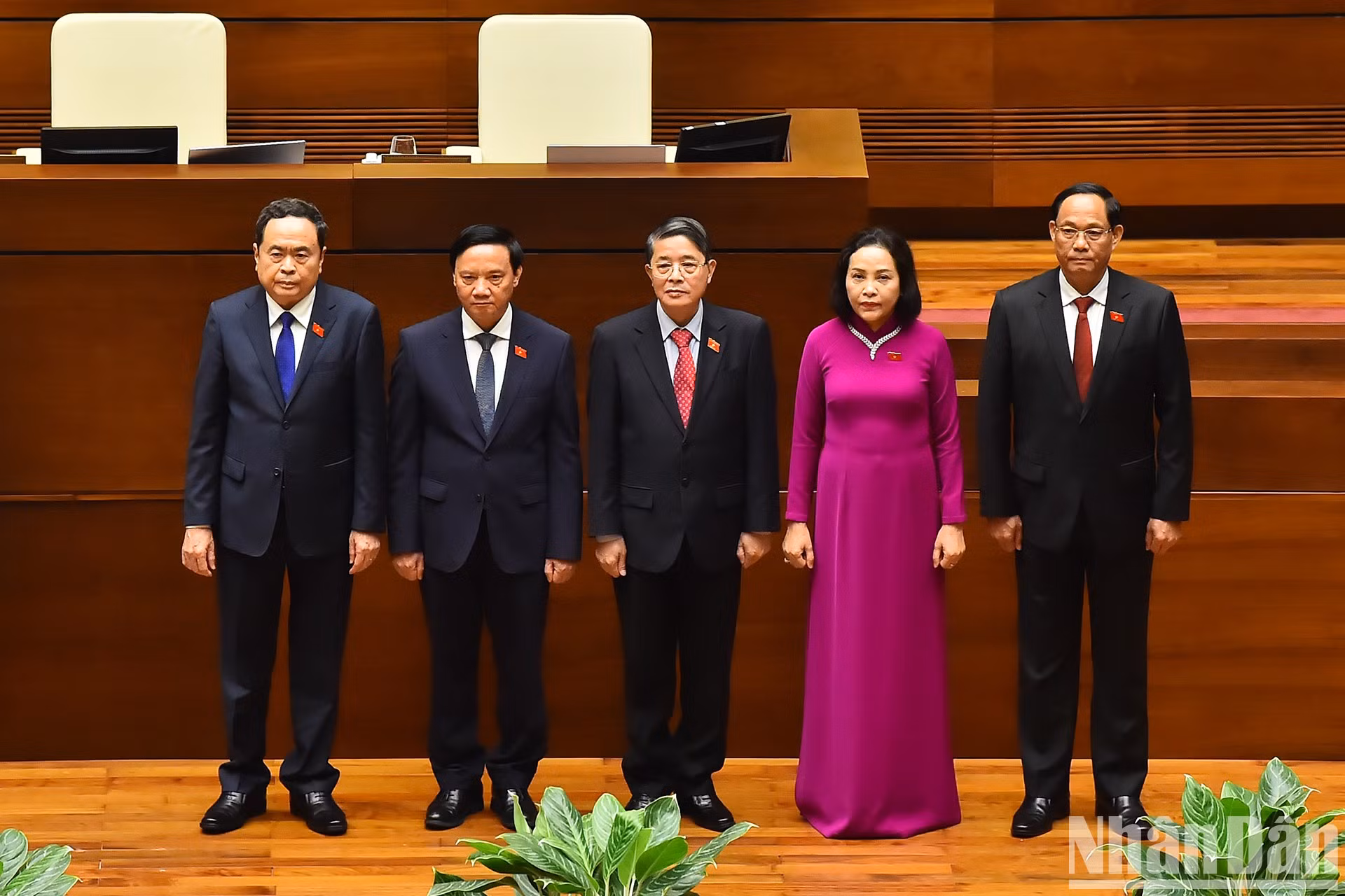 El presidente de la AN Tran Thanh Man y los vicepresidentes legislativos presencian la ceremonia de juramento del presidente Luong Cuong.