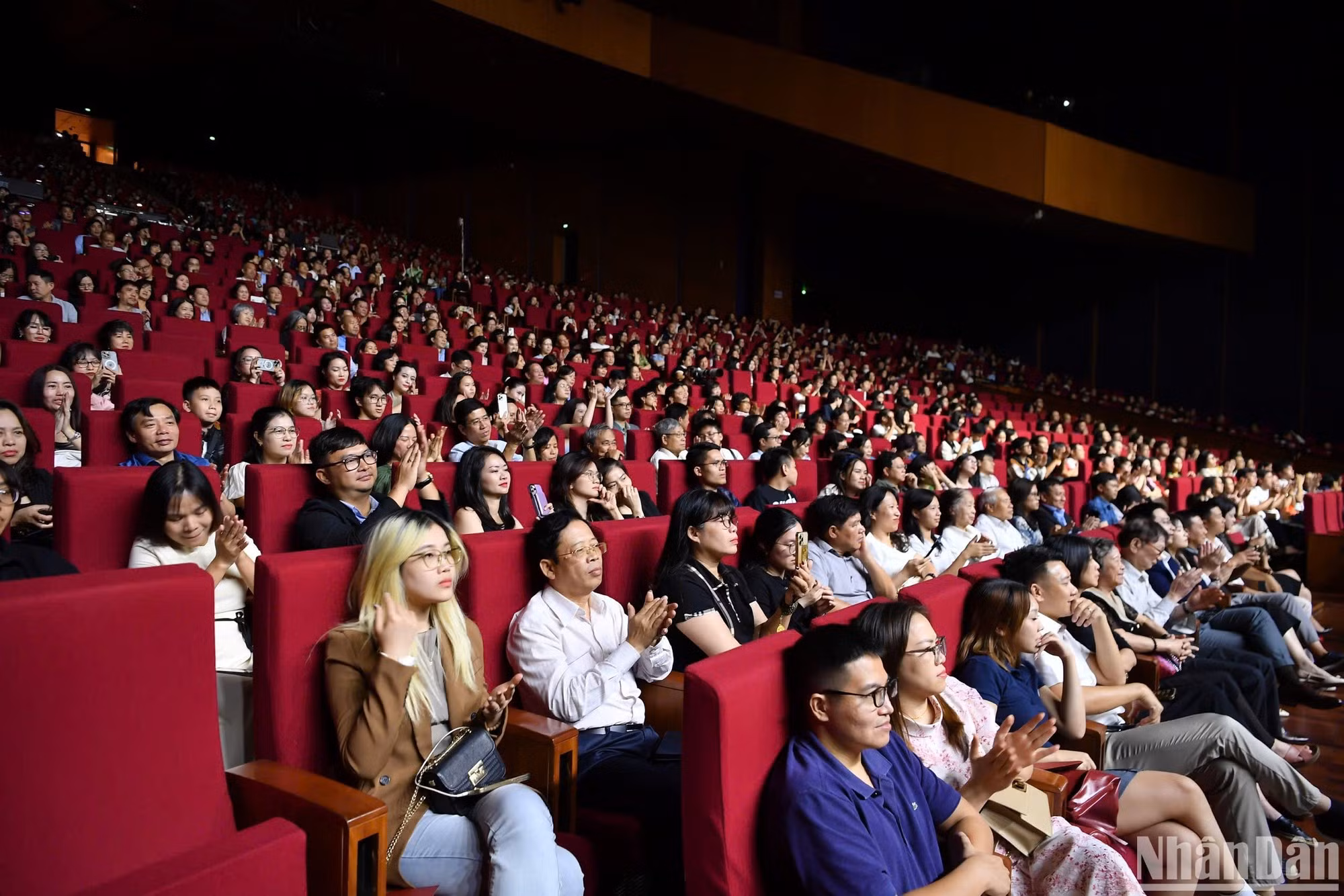 Los espectadores en el el Centro Nacional de Convenciones de My Dinh admiran la actuación de la banda BOND.
