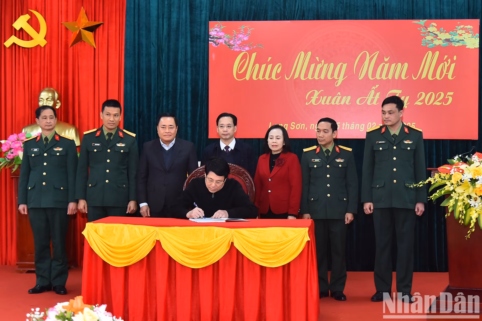 Luong Cuong escribe en el libro de visitas de la unidad militar.