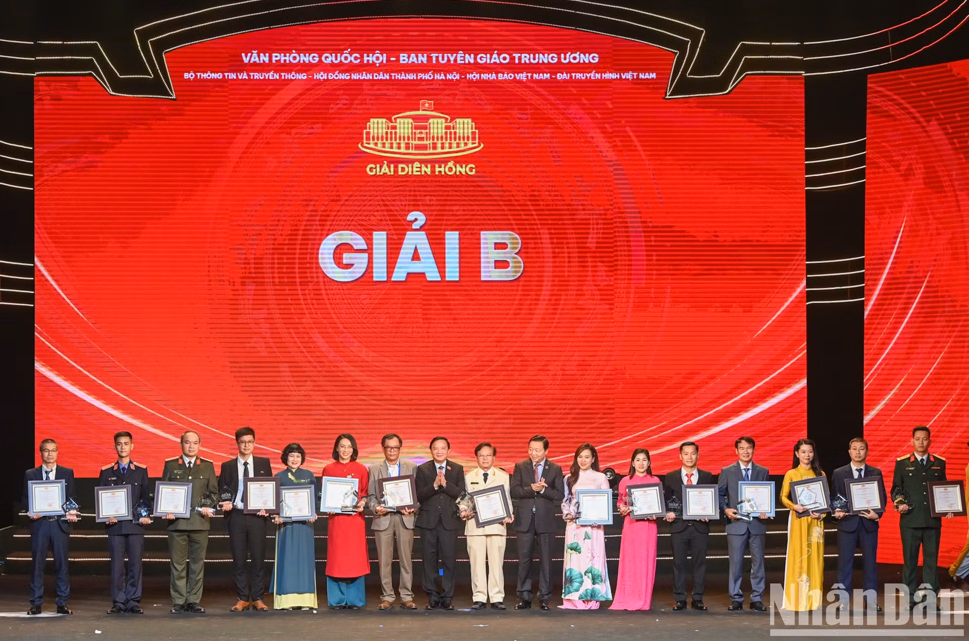 El vicepresidente de la Asamblea Nacional Nguyen Khac Dinh y el viceprimer ministro Tran Hong Ha entregan premios B a los ganadores.