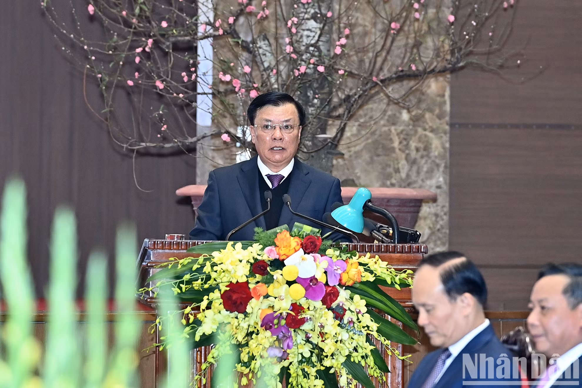 El secretario del Comité del PCV en Hanói, Dinh Tien Dung, habla en el evento.