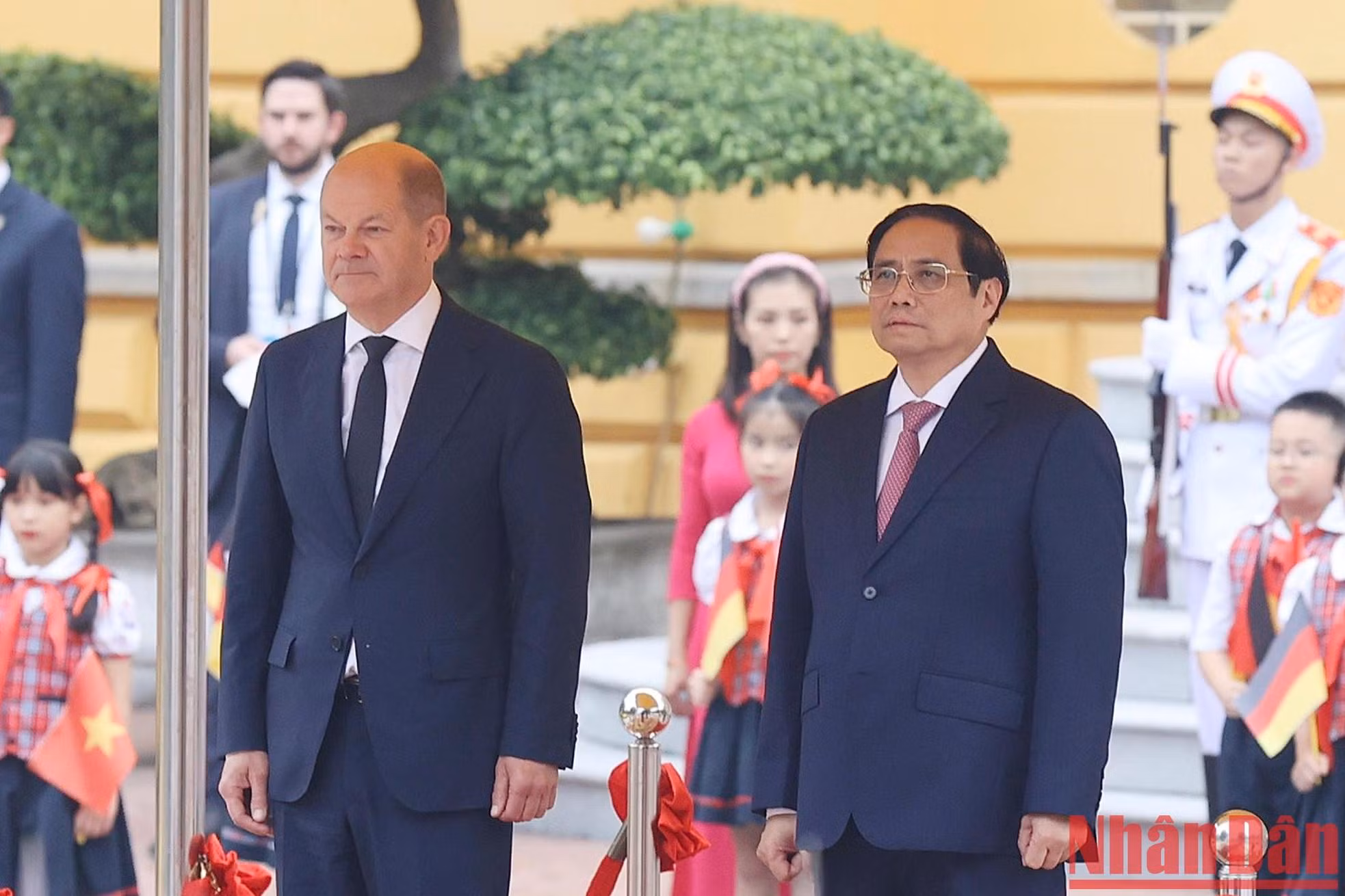 Momento de entonación del himno nacional de Vietnam y Alemania.