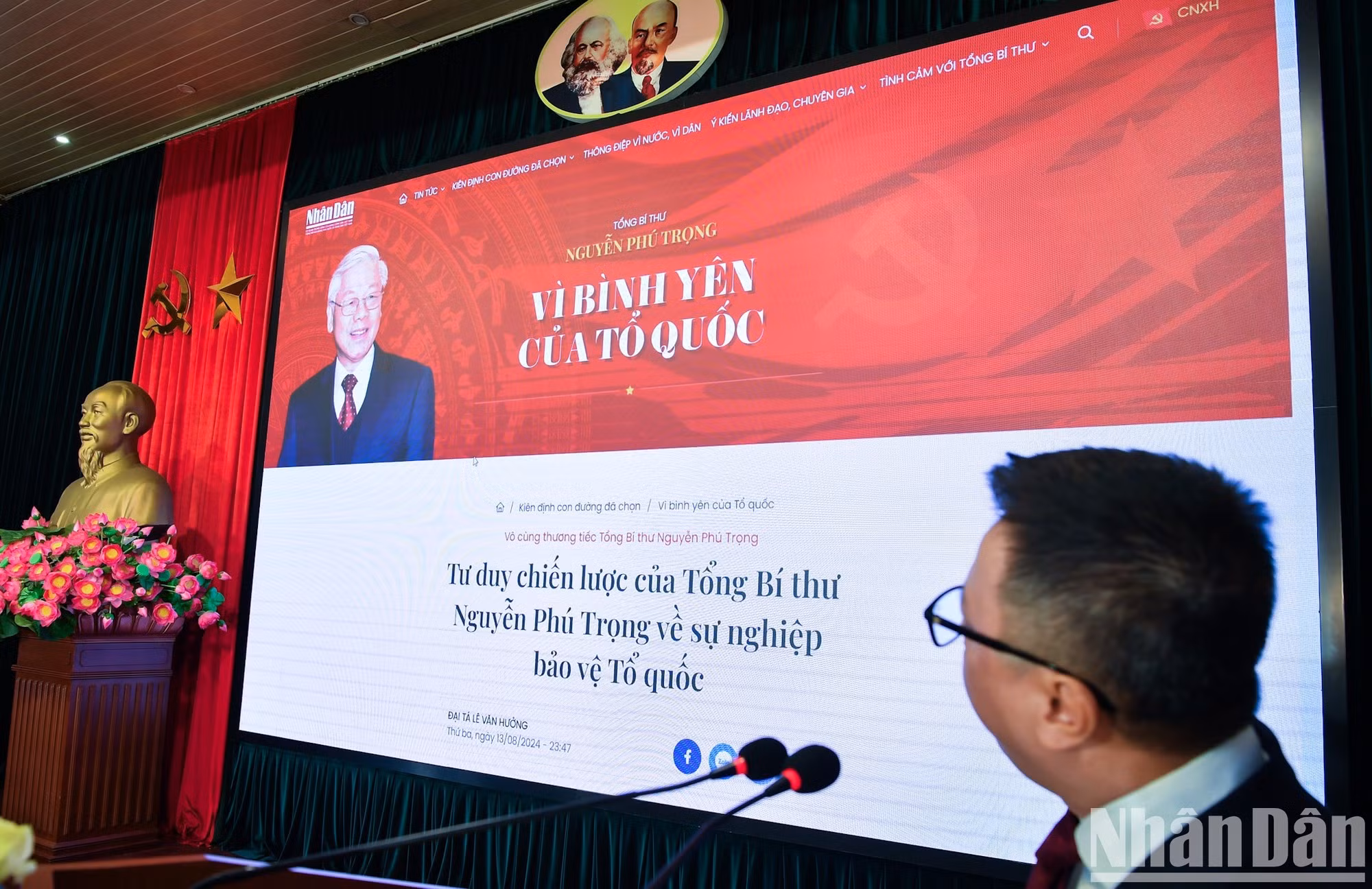 Quoc Minh presenta a los delegados el sitio informativo.
