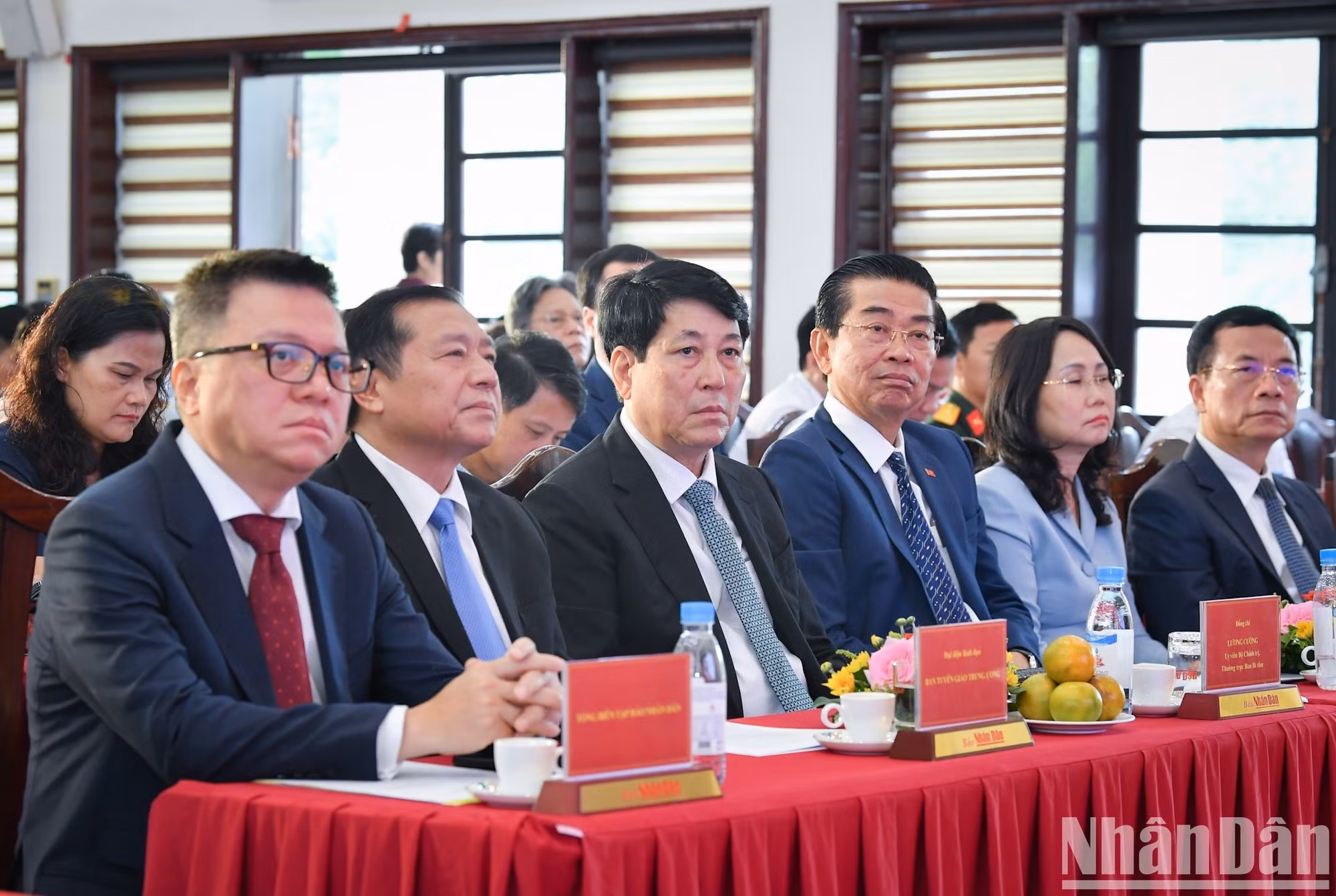 El miembro del Buró Político y permanente del Secretariado del Comité Central del PCV, Luong Cuong, asiste a la cita.