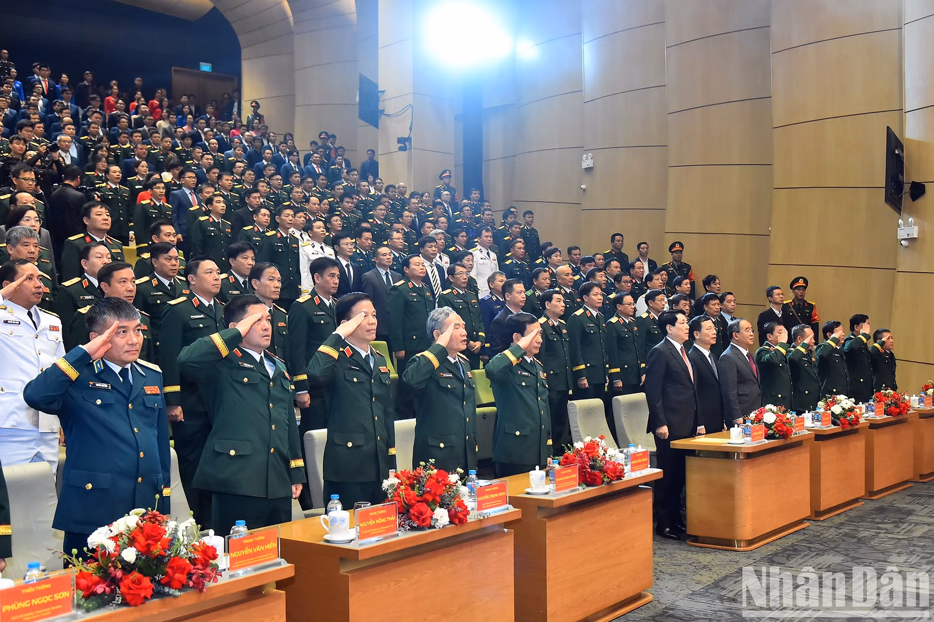 Los delegados saludan a la bandera nacional.
