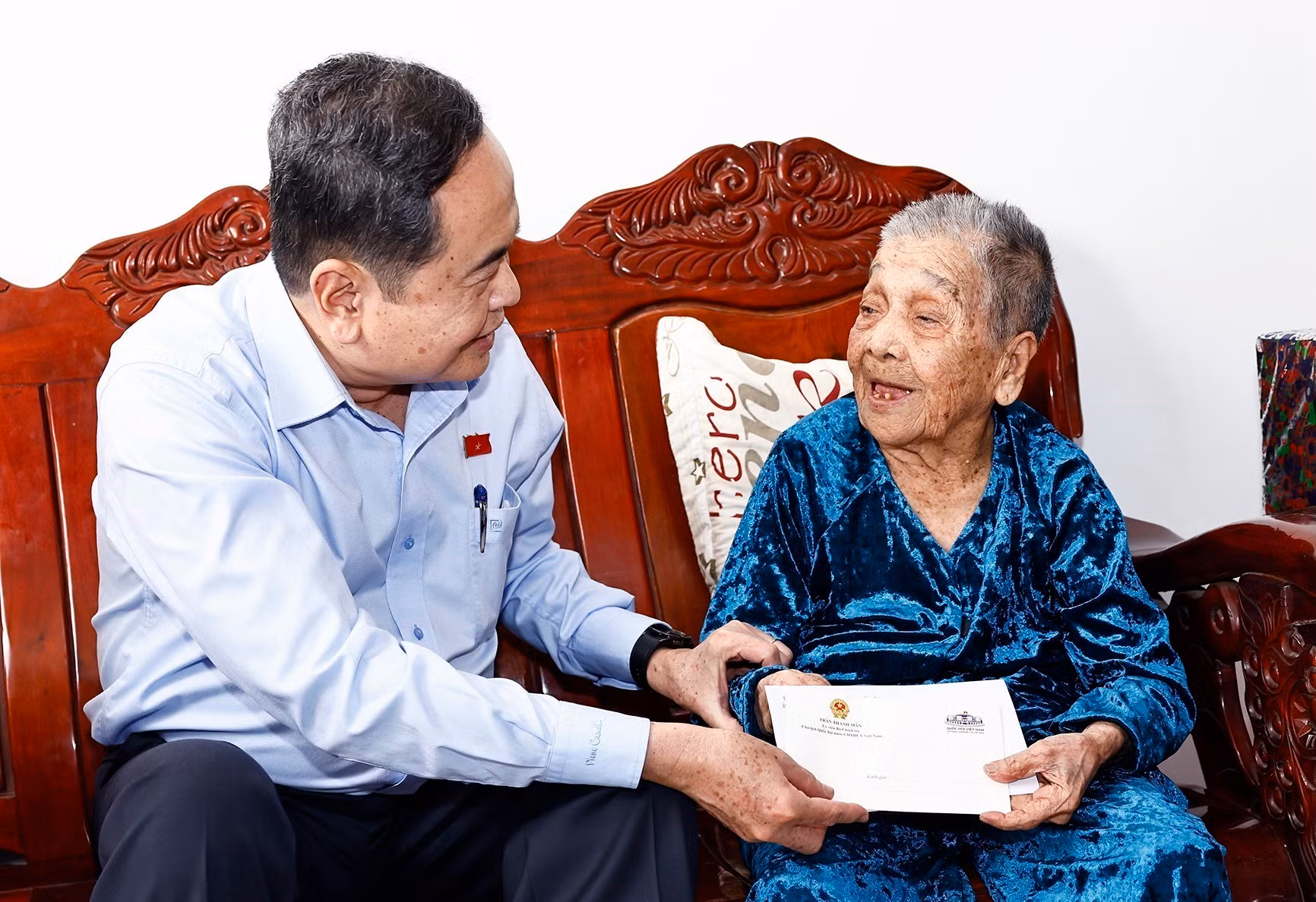 El titular parlamentario entrega regalos a la Madre Heroica Vietnamita Nguyen Thi Kim Hoa