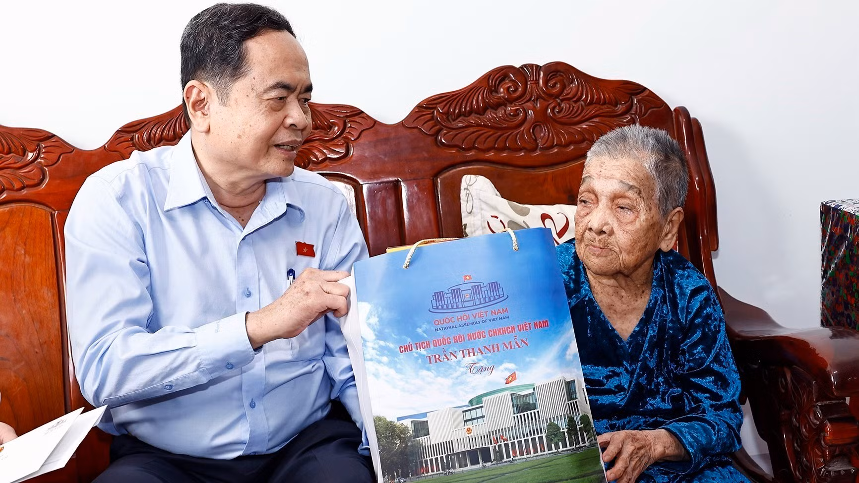 El presidente de la Asamblea Nacional Tran Thanh Man visita la Madre Heroica Vietnamita Nguyen Thi Kim Hoa.