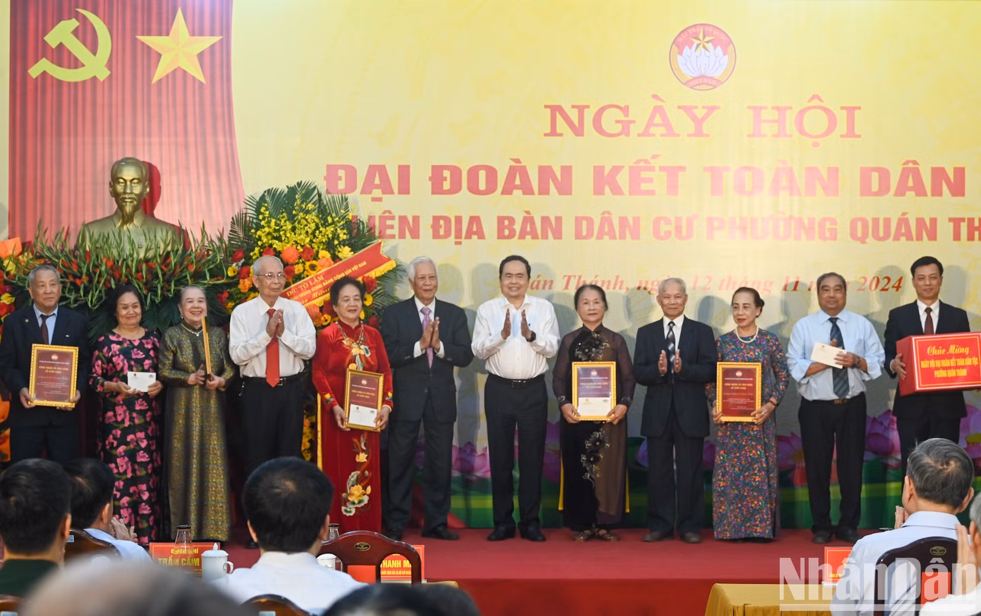 Thanh Man entrega obsequios al colectivo de Quan Thanh y a las parejas casadas durante más de 50 años.