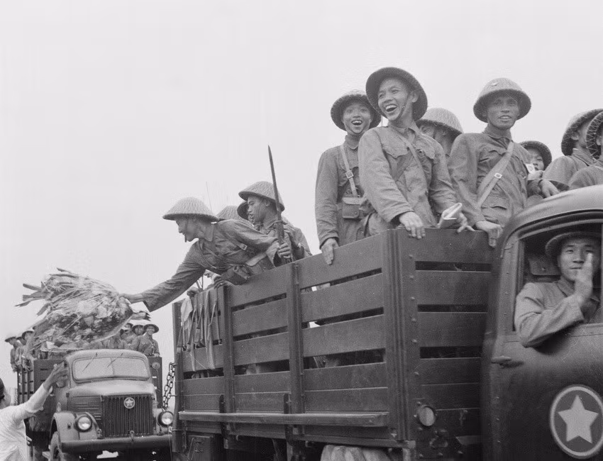 Soldados del ejército ingresando a Hai Phong el 13 de mayo de 1955 para tomar el control de la ciudad.