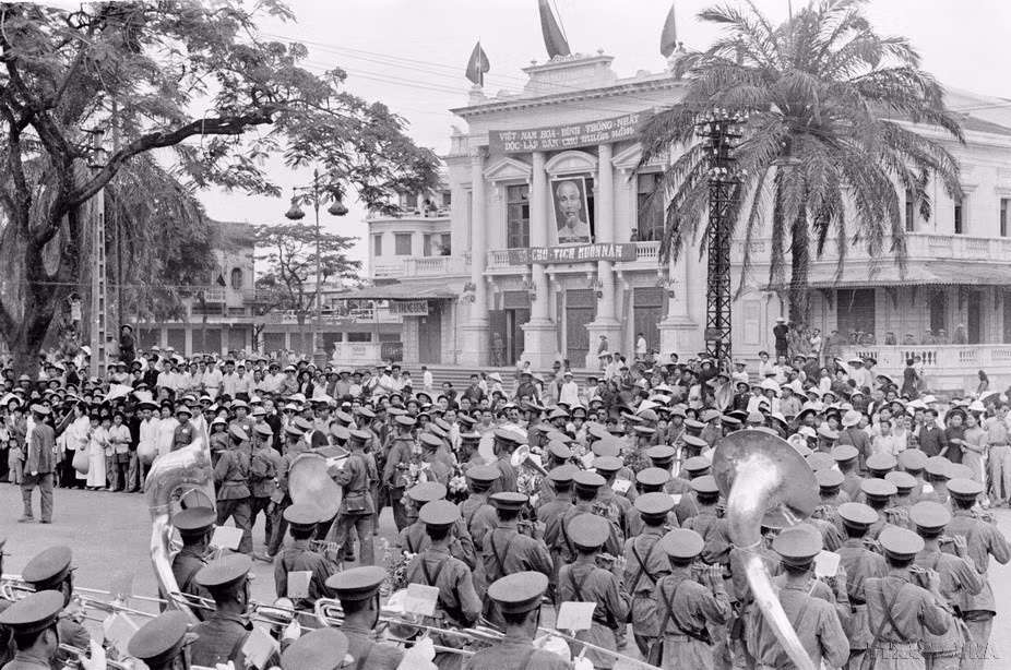 Vista general de la ceremonia de toma de control de Hai Phong en el área del Teatro de la Ópera de la ciudad.