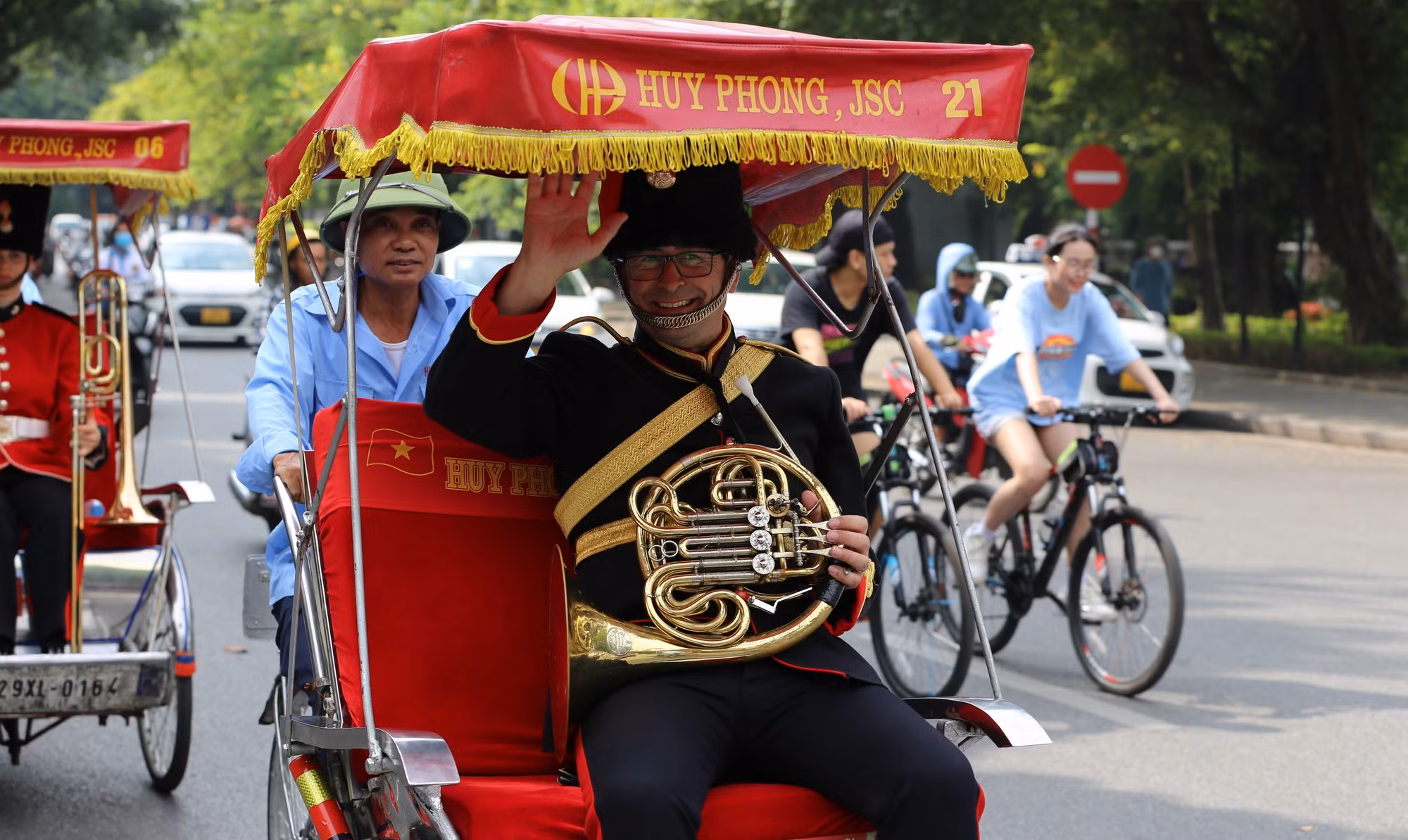 La banda hace un recorrido por el lago Hoan Kiem.
