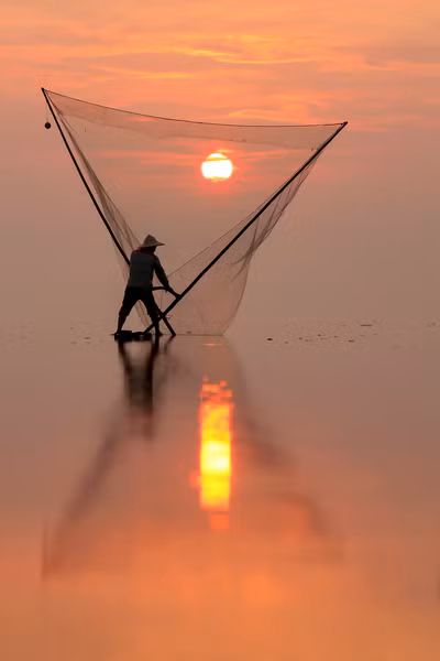 Poco antes del amanecer, la superficie del mar es como un gran espejo que refleja el cielo, creando un espacio infinito.