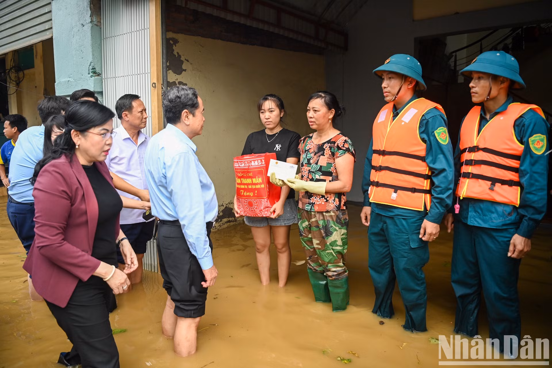 Thanh Man alenta al pueblo y a las fuerzas armadas. Thanh Man alenta al pueblo y a las fuerzas armadas.