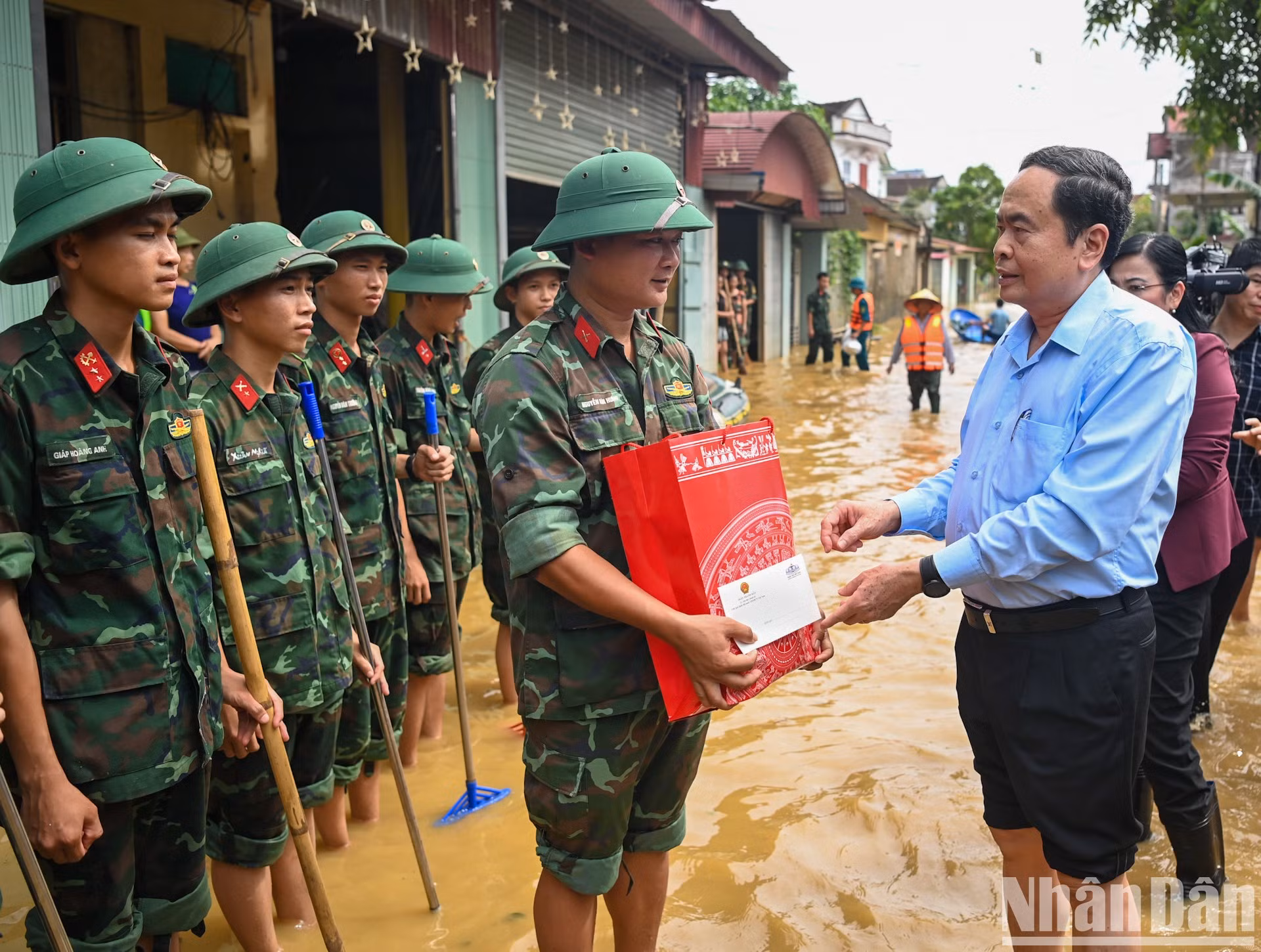 Thanh Man entrega obsequios a las fuerzas militares que participan en la superación de las consecuencias de las inundaciones. Thanh Man entrega obsequios a las fuerzas militares que participan en la superación de las consecuencias de las inundaciones.
