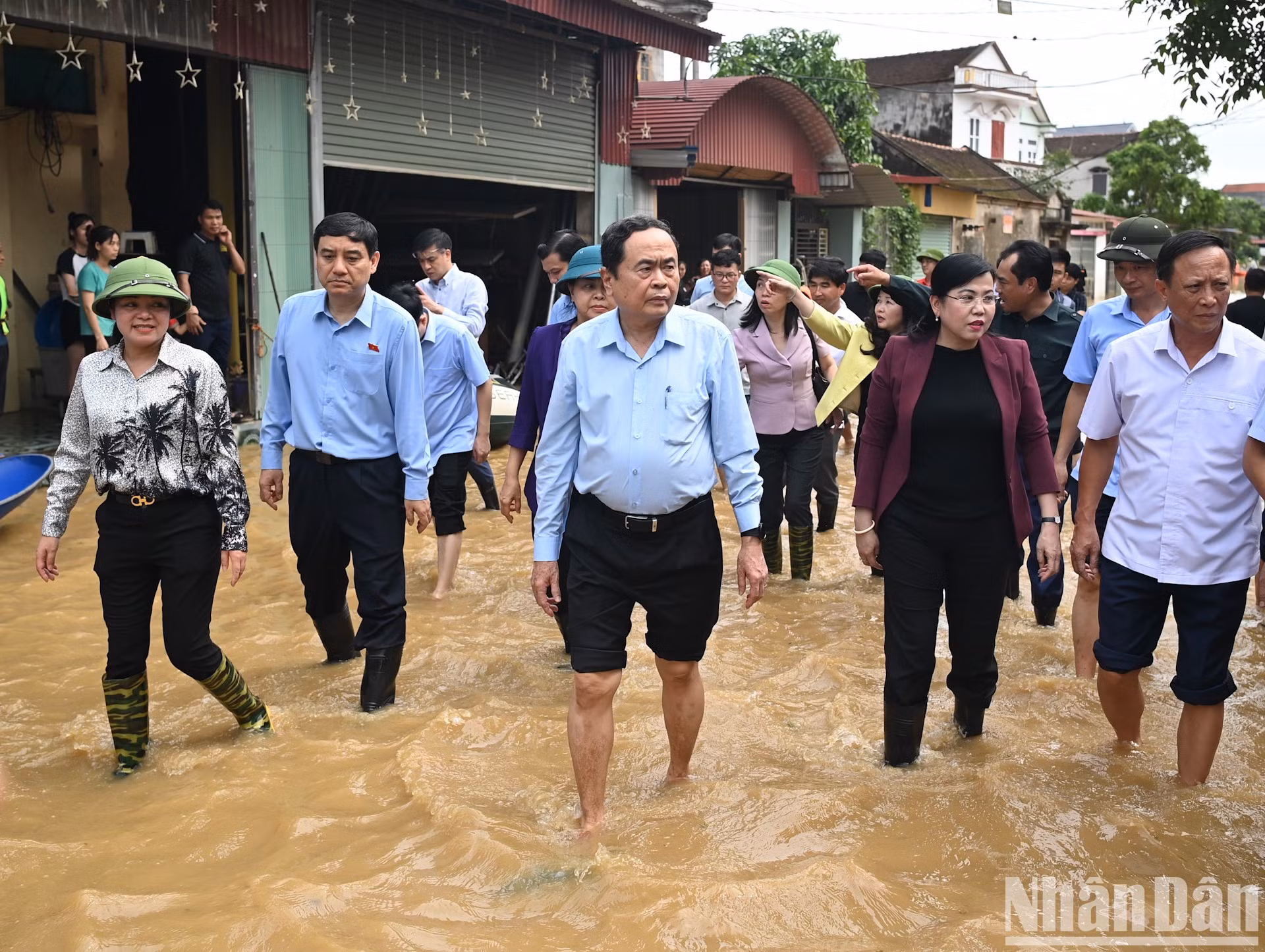 El presidente de la Asamblea Nacional Tran Thanh Man y el grupo de trabajo inspeccionan las labores de recuperación tras las inundaciones en la comuna de Nga My, distrito de Phu Binh. El presidente de la Asamblea Nacional Tran Thanh Man y el grupo de trabajo inspeccionan las labores de recuperación tras las inundaciones en la comuna de Nga My, distrito de Phu Binh.