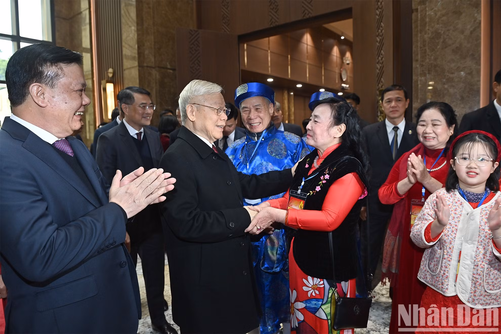 El secretario general del PCV, Nguyen Phu Trong, extiende los mejores deseos a los ancianos.