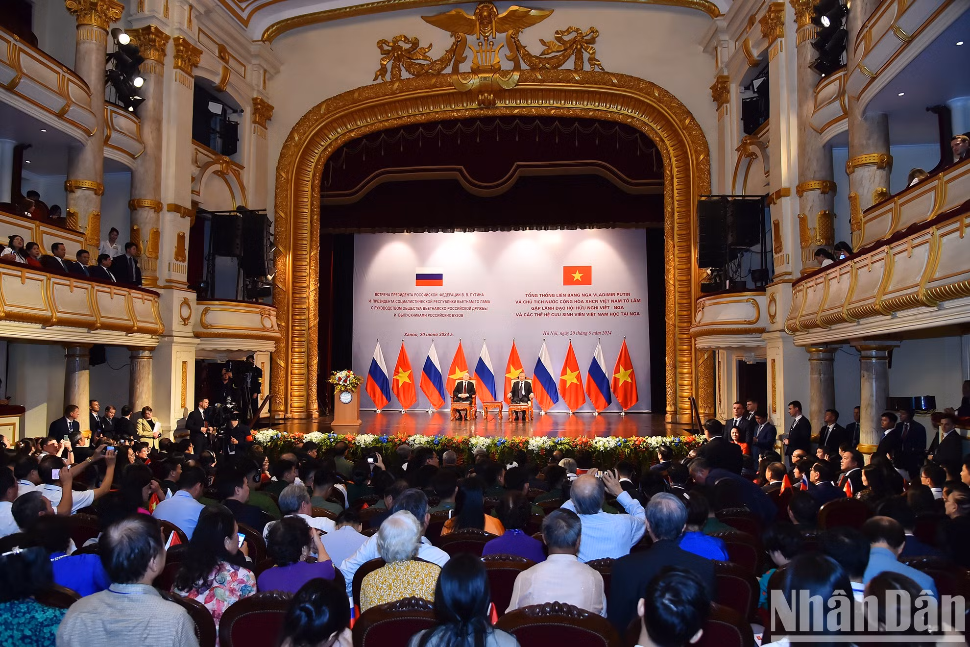 Presidentes de Vietnam y Rusia se reúnen con vietnamitas graduados en Rusia ảnh 9