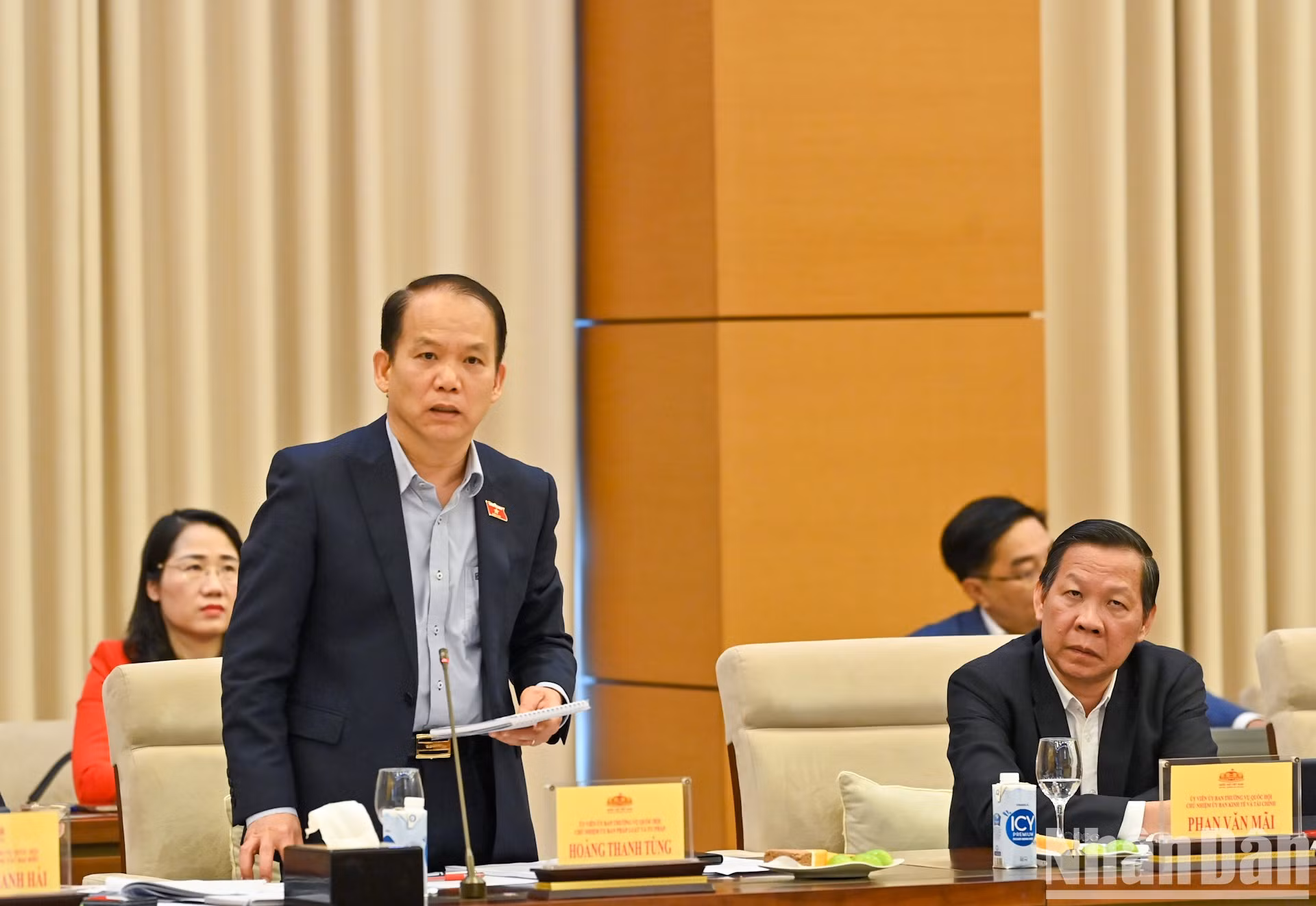 Hoang Thanh Tung, jefe de la Comisión de Asuntos Jurídicos y Judiciales, habla en la cita.