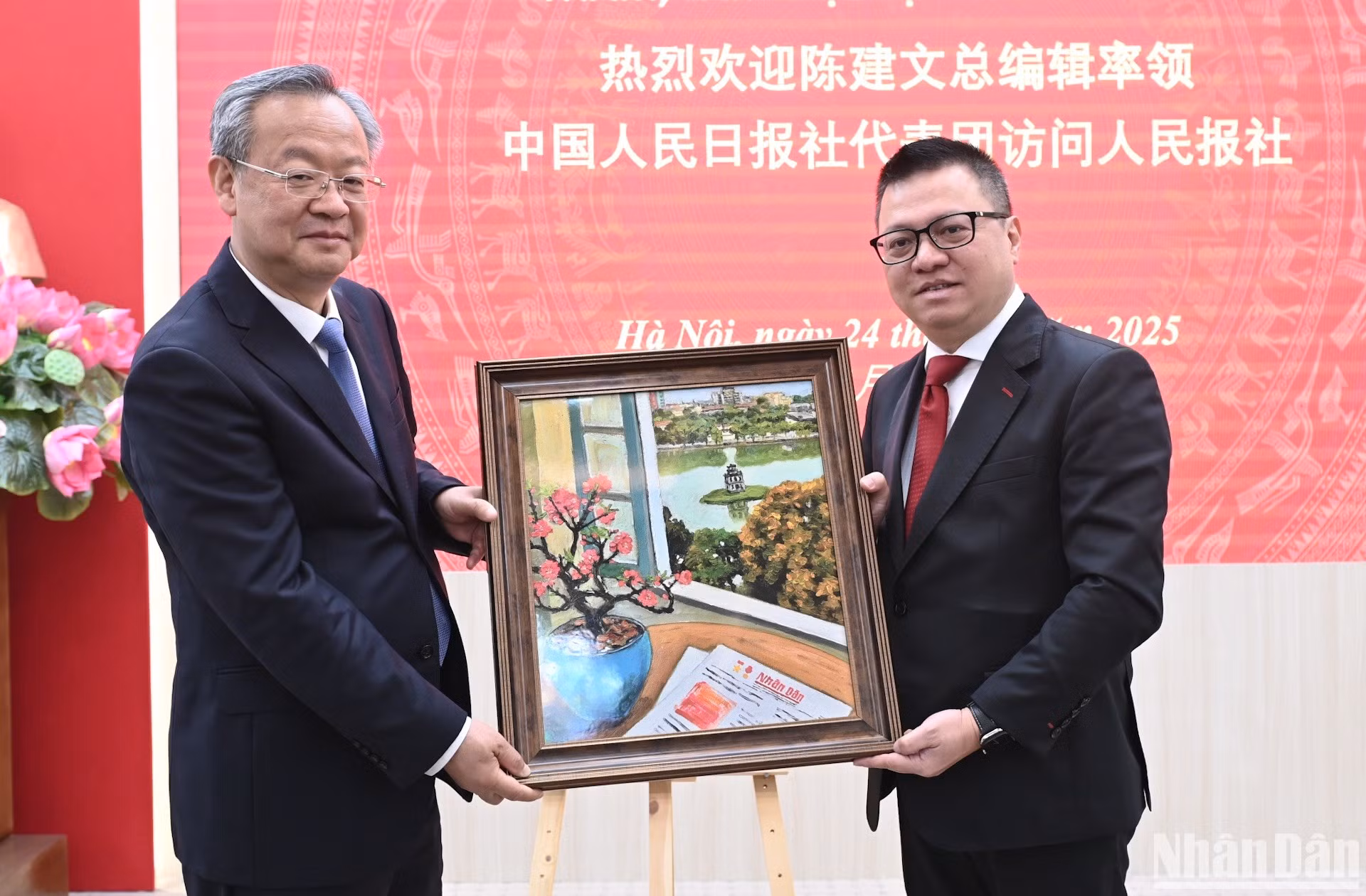 Quoc Minh entrega un regalo al visitante chino.