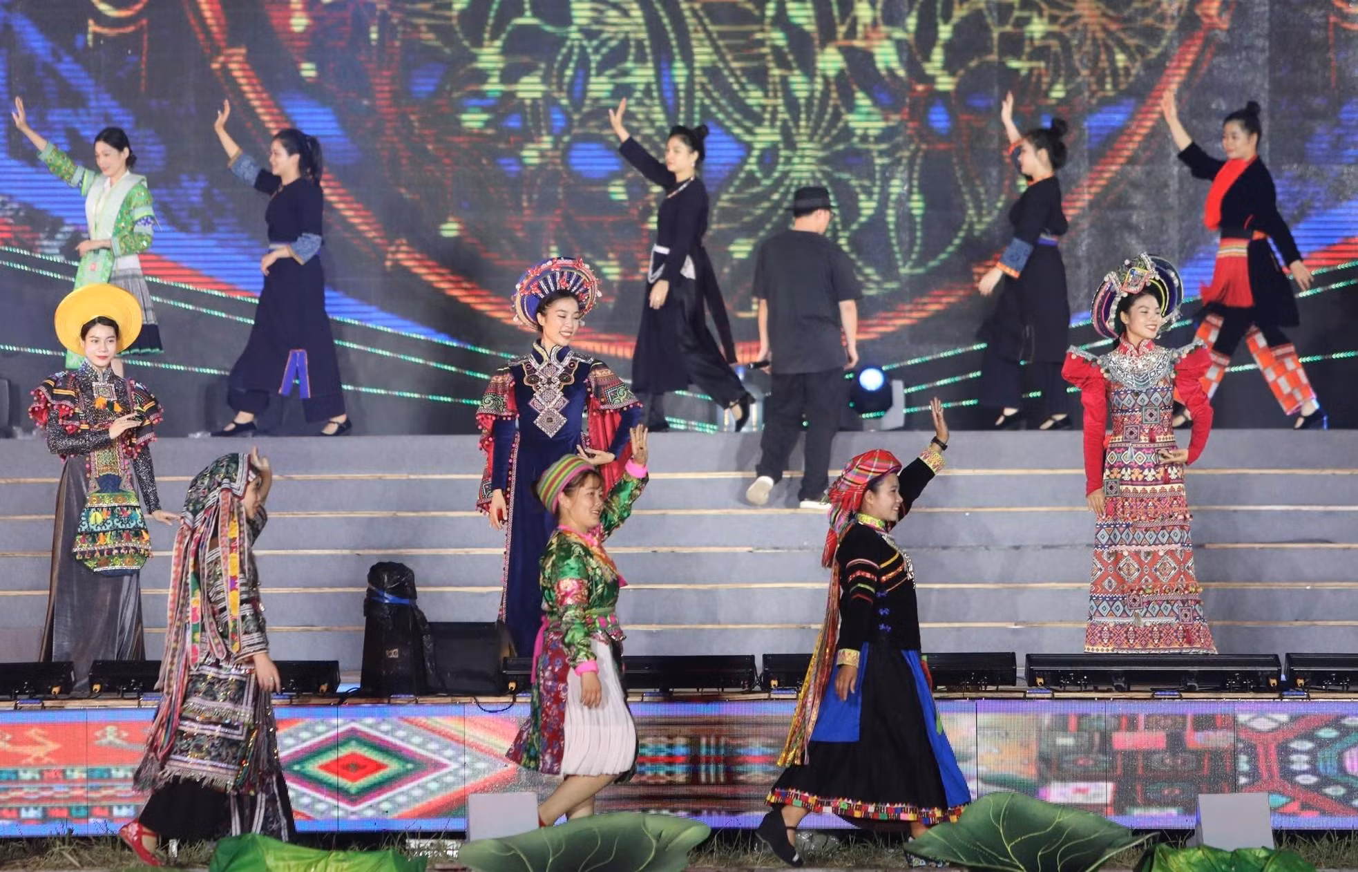 Desfile de trajes tradicionales de las etnias vietnamitas.