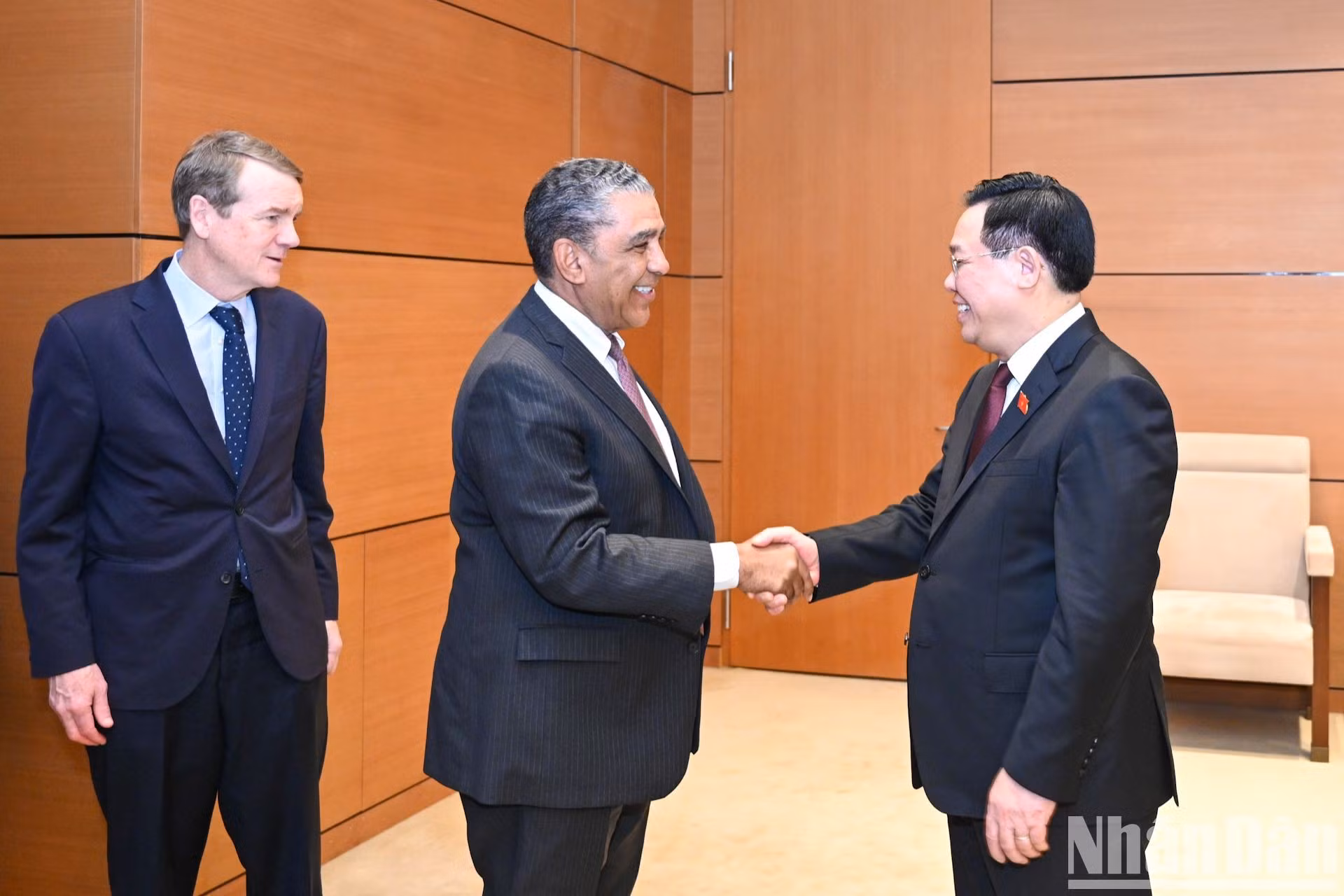 El presidente del Parlamento vietnamita, Vuong Dinh Hue, da la bienvenida a la comitiva estadounidense.