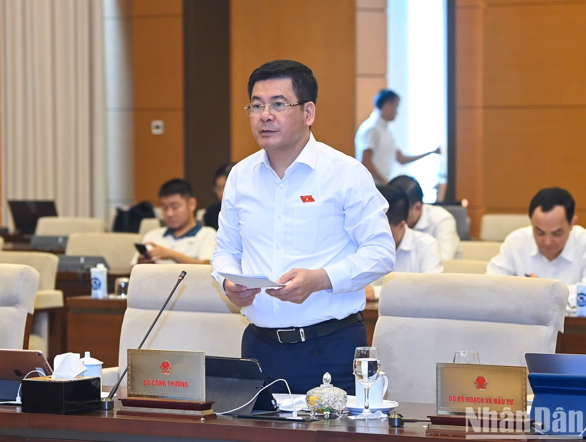 El ministro de Industria y Comercio, Nguyen Hong Dien, interviene en la cita.