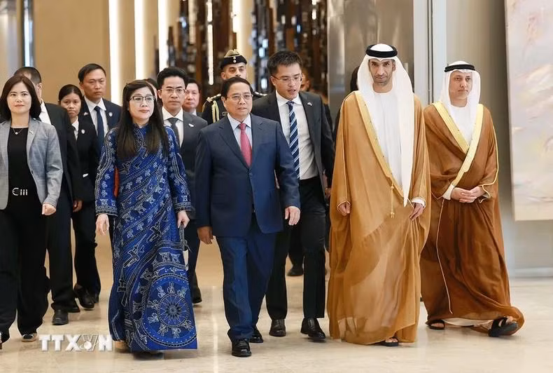 Ceremonia de bienvenida del primer ministro vietnamita en el aeropuerto internacional de Zayed, en la capital Abu Dhabi.