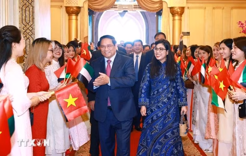 El personal de la Embajada y los representantes de la comunidad vietnamita en los EAU dan la bienvenida al primer ministro y a su esposa.