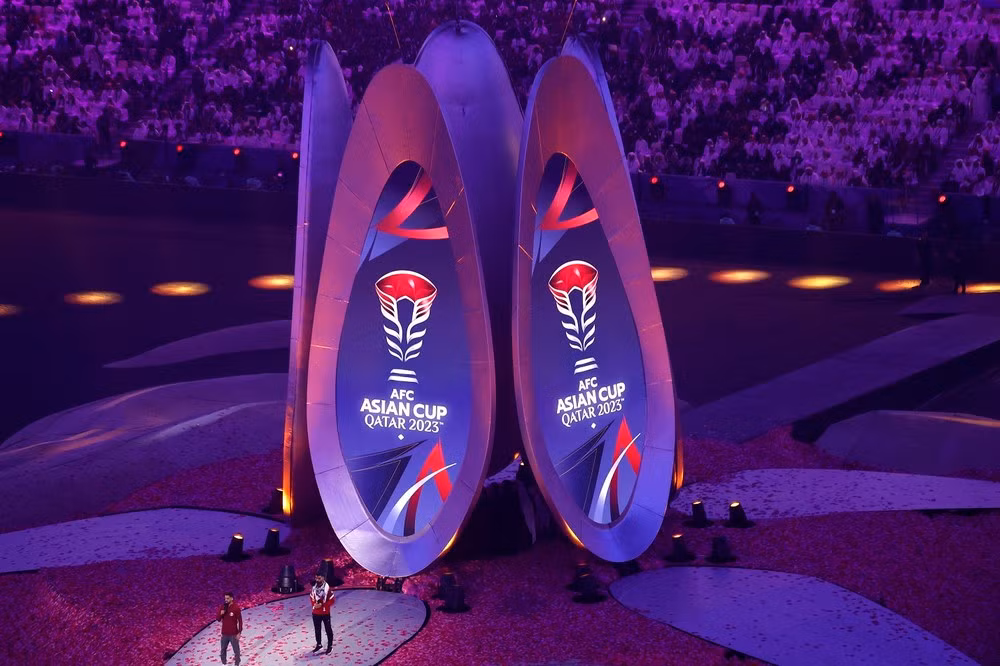 Cuatro grandes pantallas, diseñadas como un estadio Lusail en miniatura, colocadas en el centro del escenario.