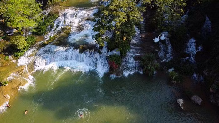 Los "baños naturales" transparentes son ideales para que los visitantes se sumerjan en el agua cristalina y disfruten de la naturaleza. Los "baños naturales" transparentes son ideales para que los visitantes se sumerjan en el agua cristalina y disfruten de la naturaleza.